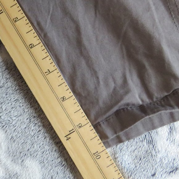 Lee* Women's 1.5" Belt Loop Multipocketed Midrise Cargo Shorts~ Size (14) Medium - Picture 8 of 12